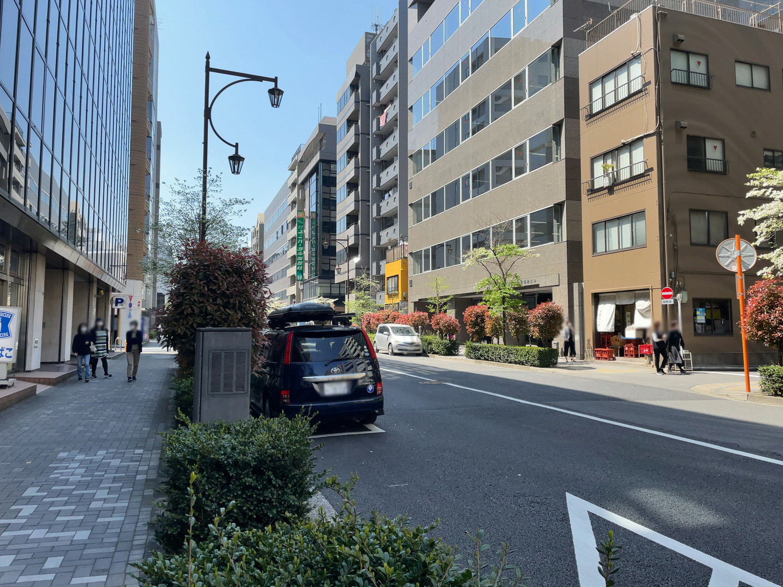 東成ビルディング前面の箱崎湊橋通り