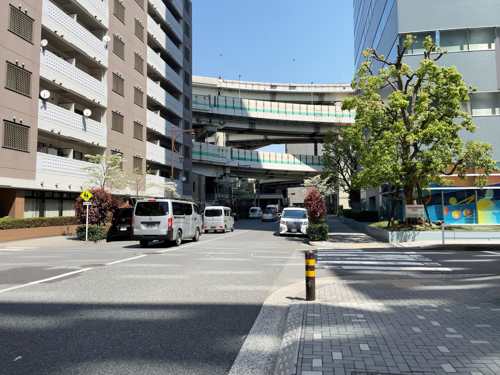 藤岡ビル前面の箱崎湊橋通り