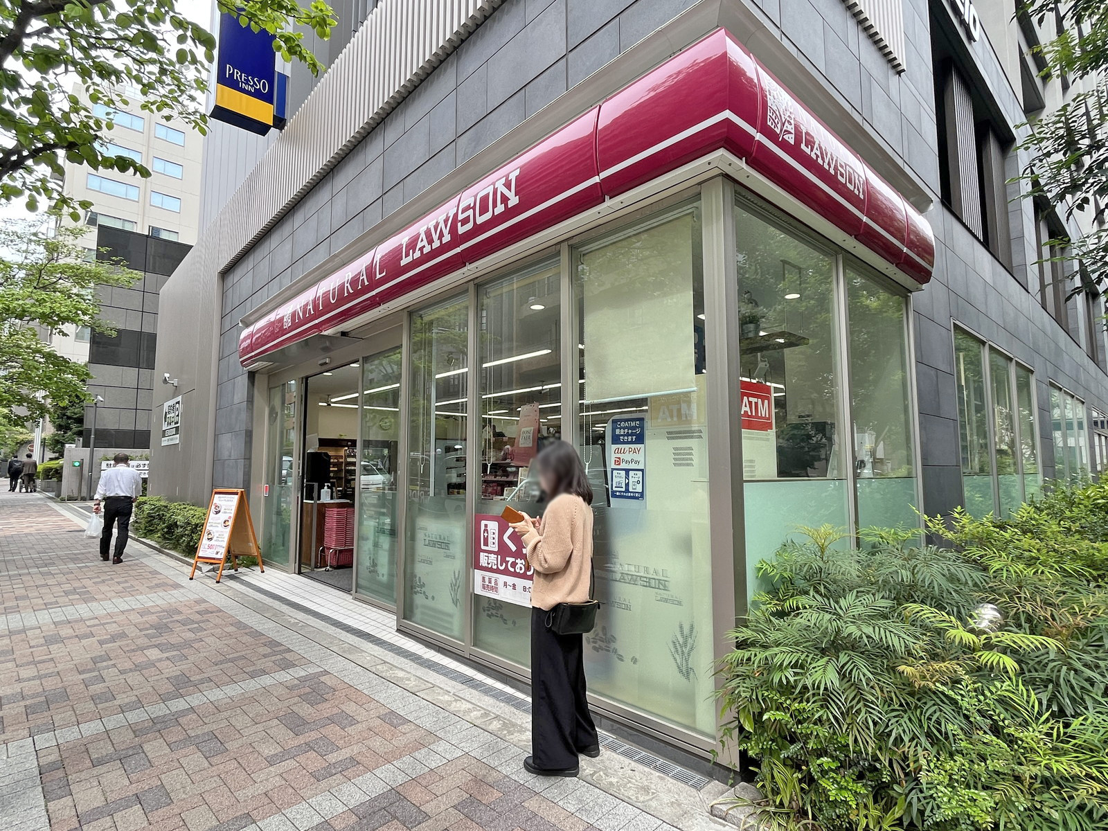 同じ並びのナチュラルローソン京王プレッソイン浜松町店