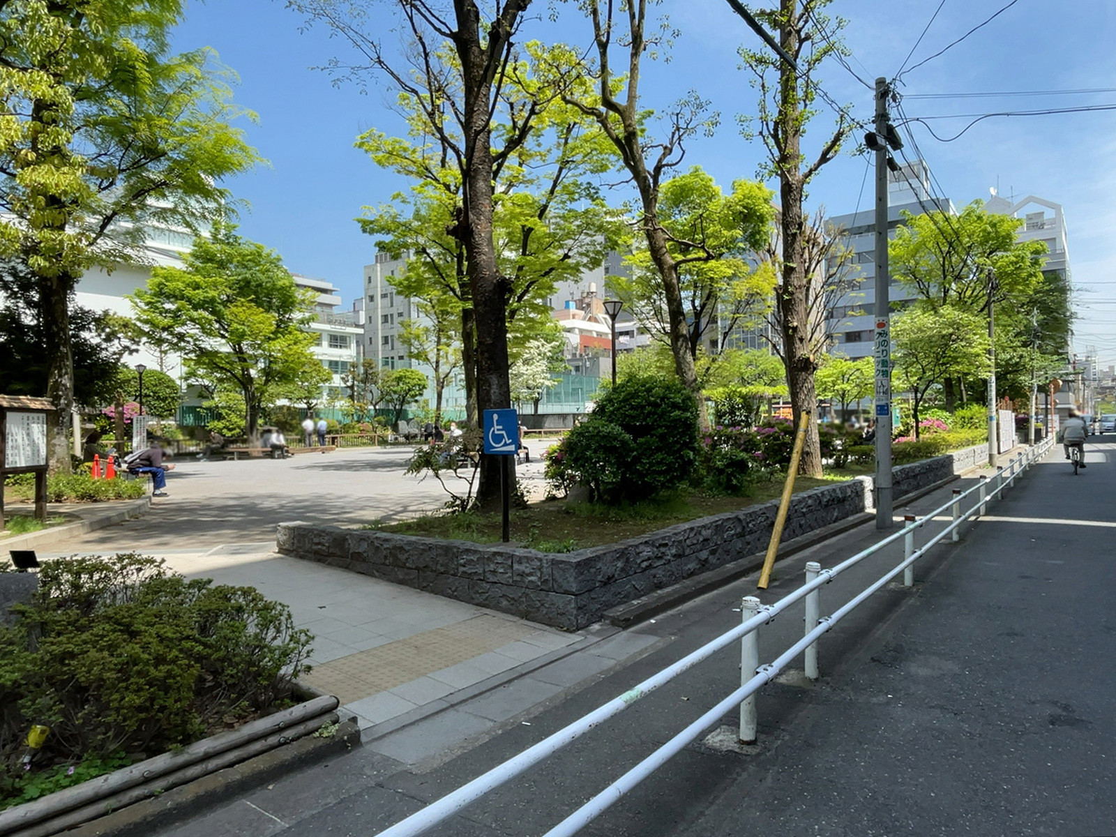 徒歩圏内の御徒町公園