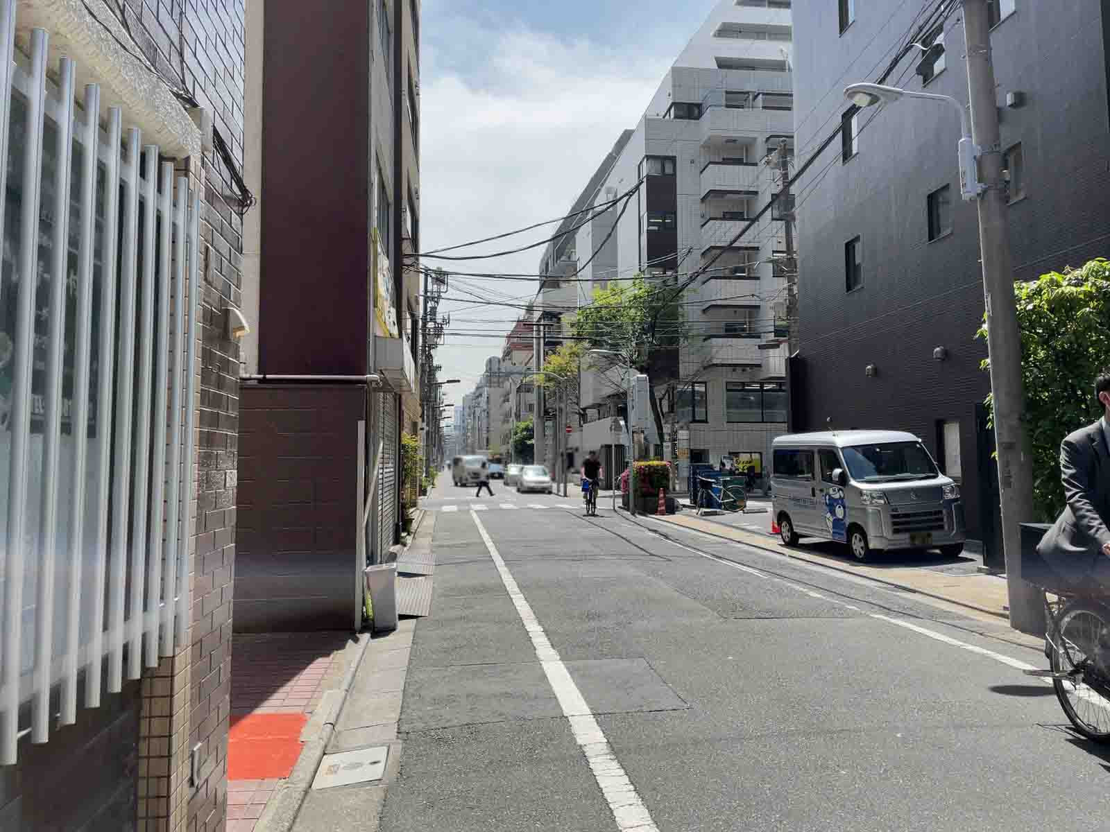 深津ビル前面の通り