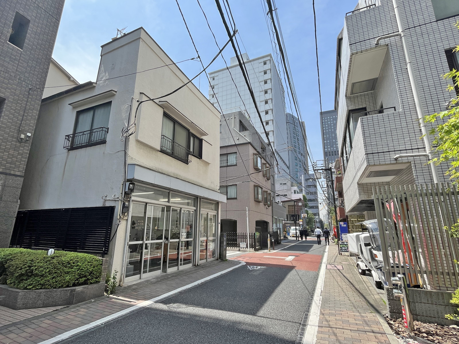 志村ビル前面通り