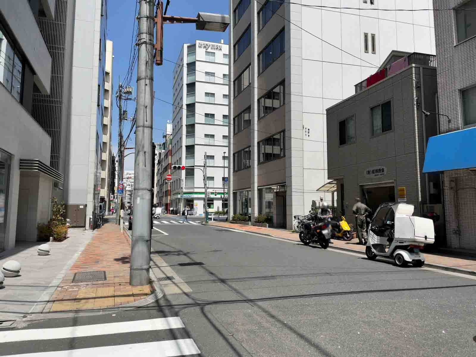 台東4丁目Mビル前面の通り