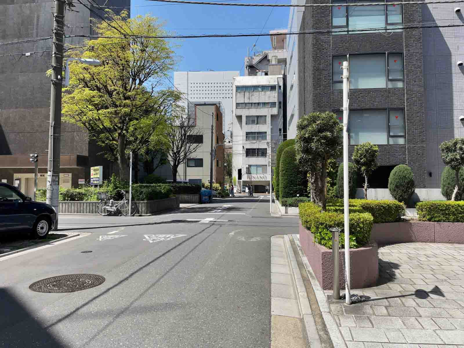 東上野三和ビル前面の通り