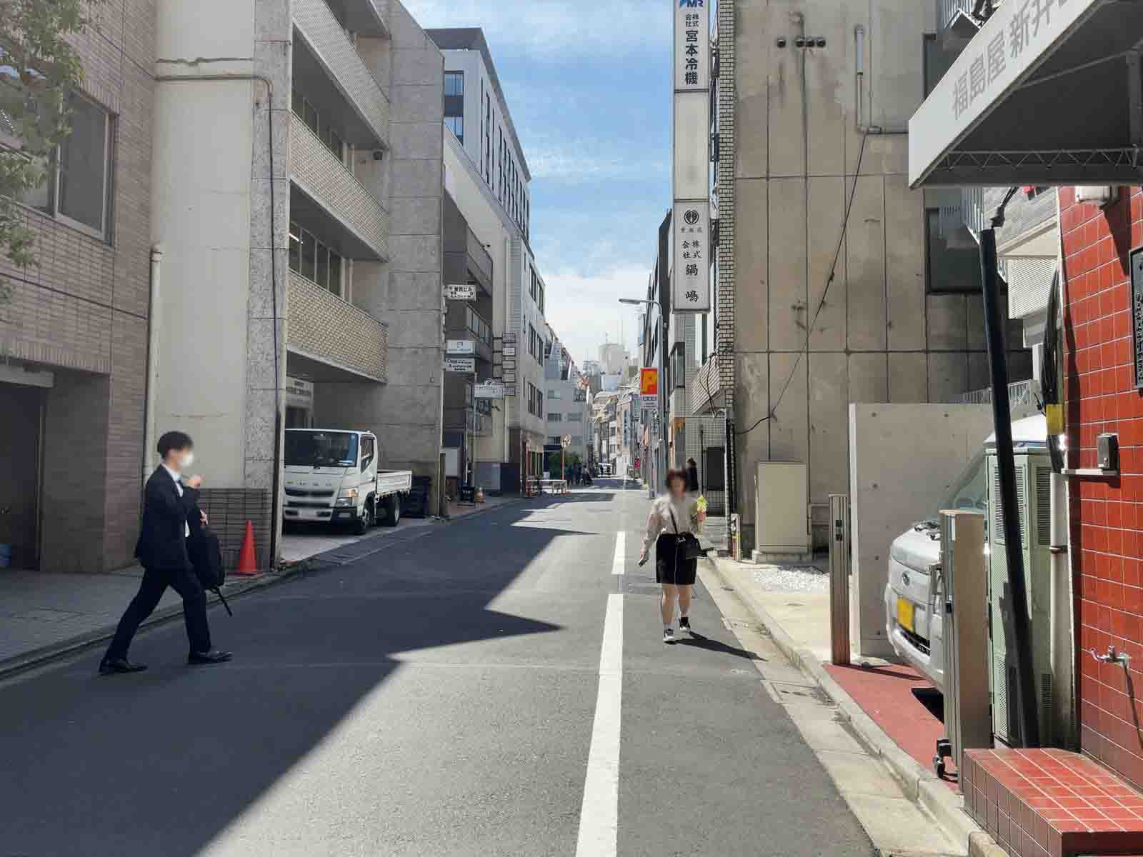 新かにつのビル前面の通り