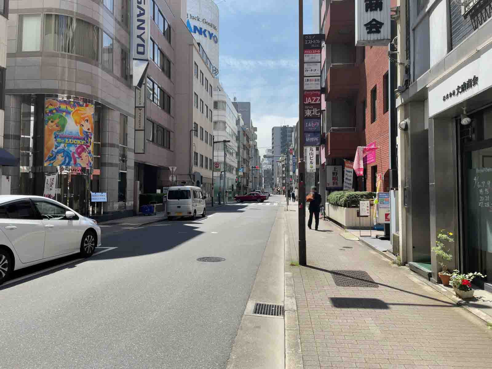 スエヒロビル前面の通り