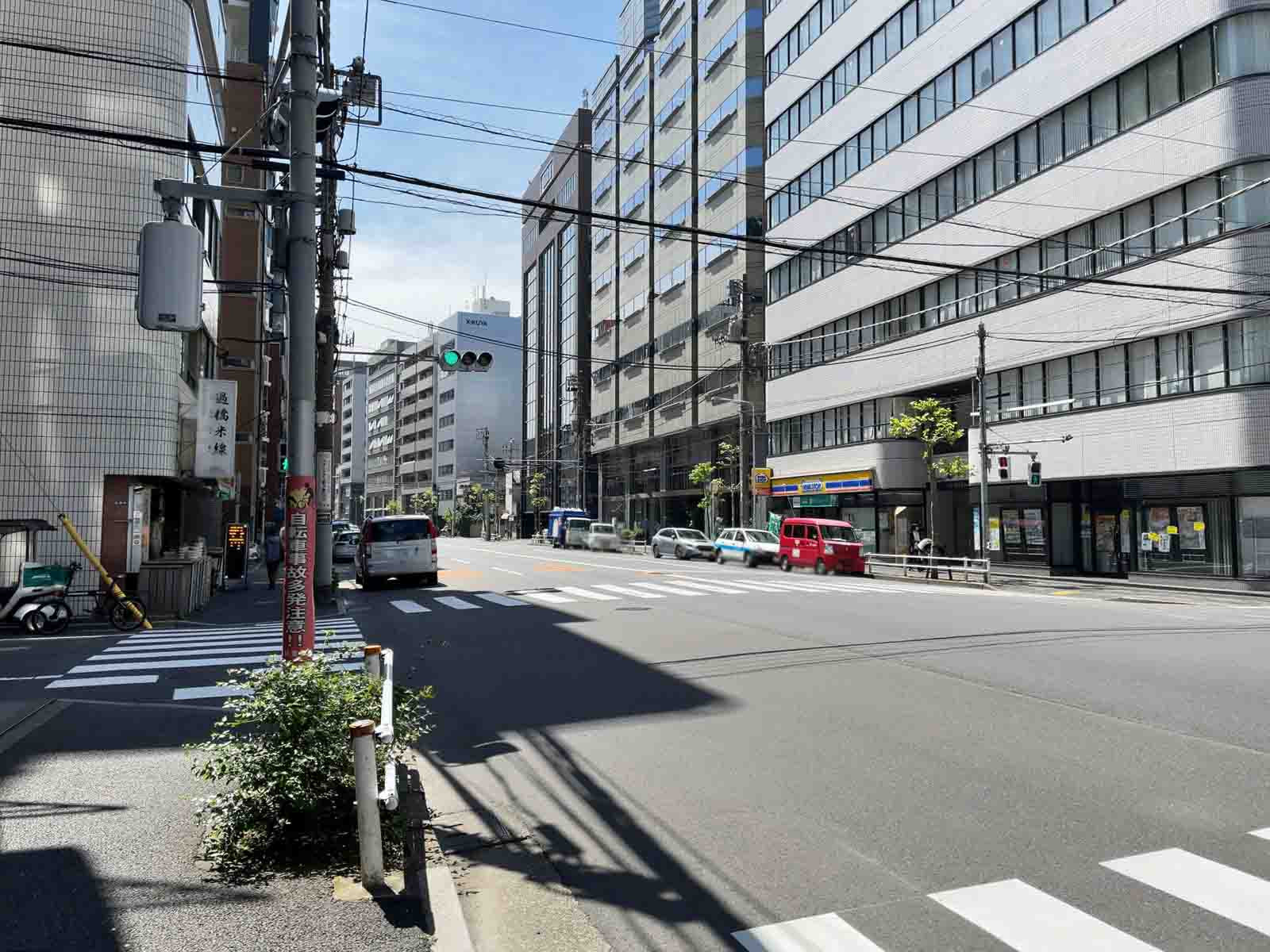 東京日産台東ビル前面の清洲橋通り