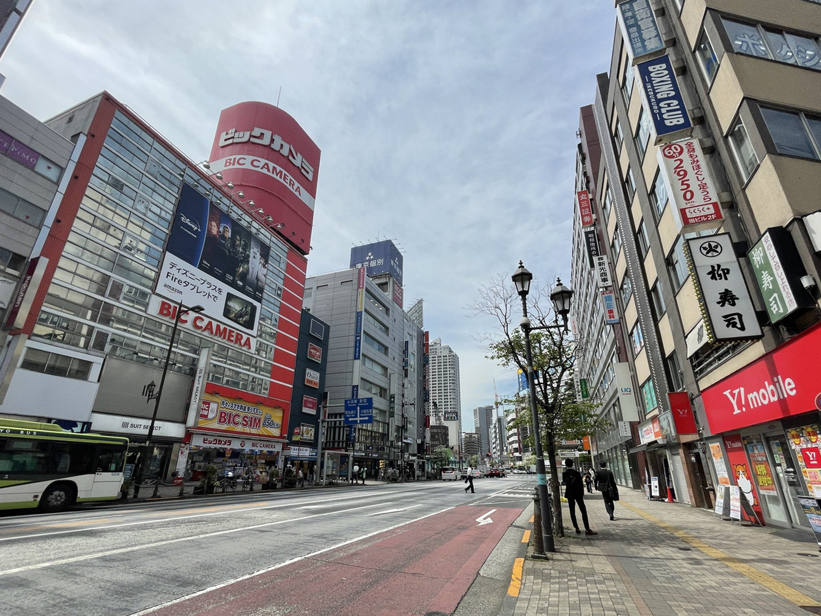 新東第二ビル前面の通り