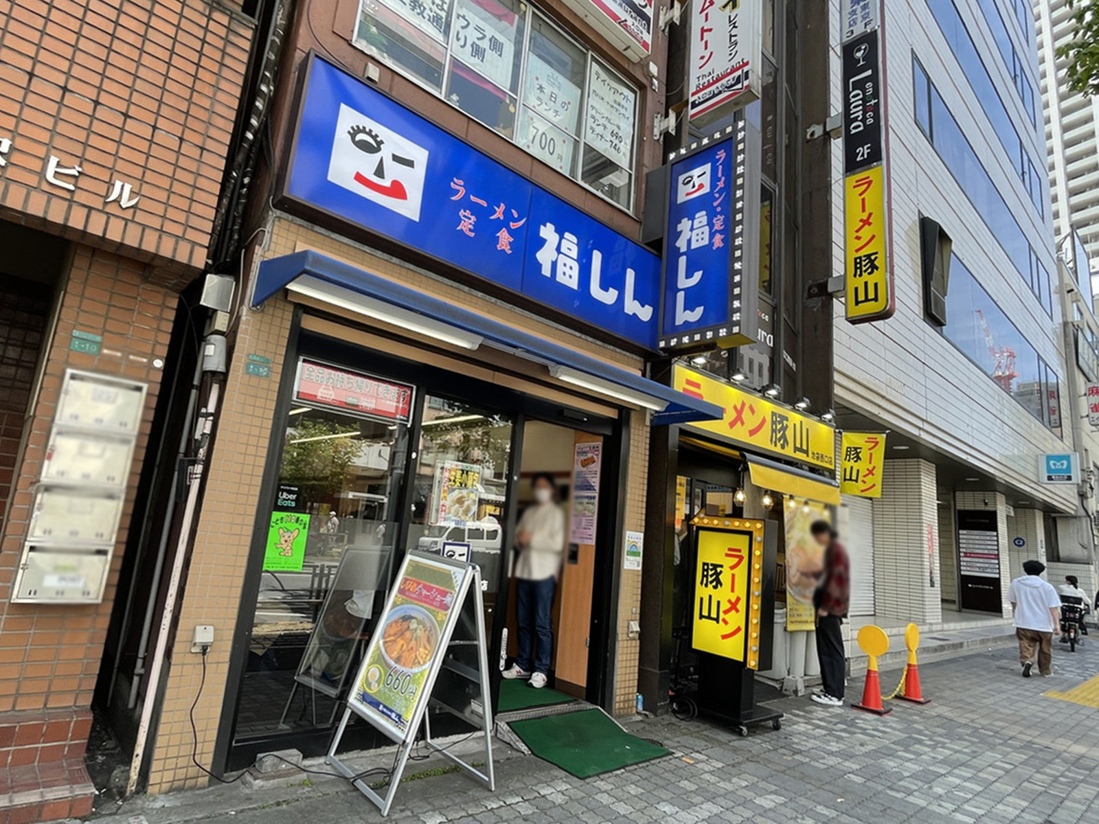 徒歩圏内には飲食店が点在