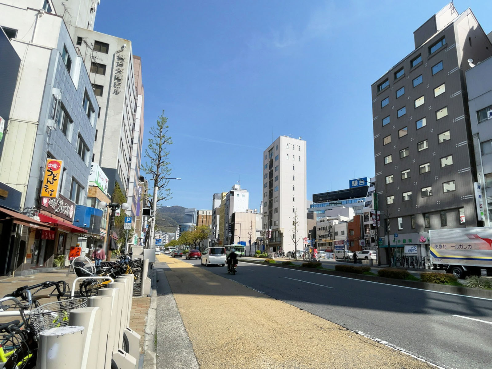 ニッセイ三宮ビル前面の通り