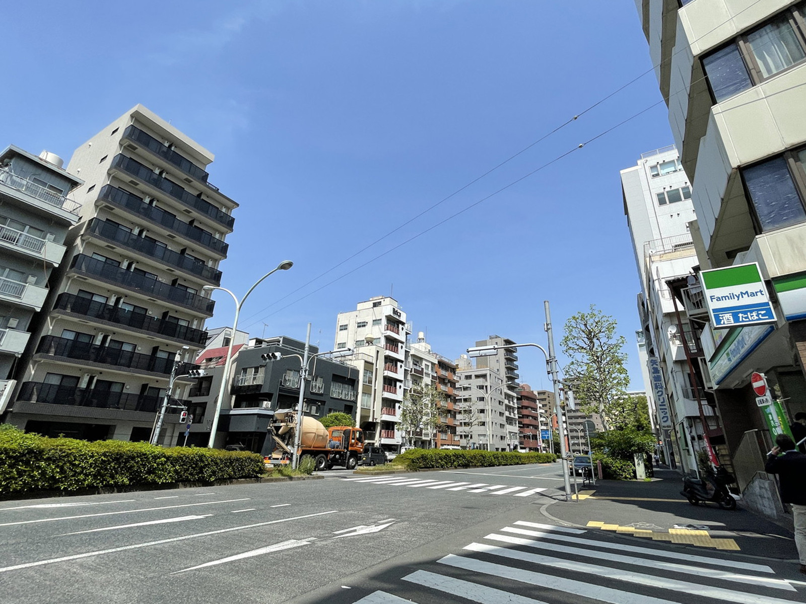 グローサユウ新宿前面の通り