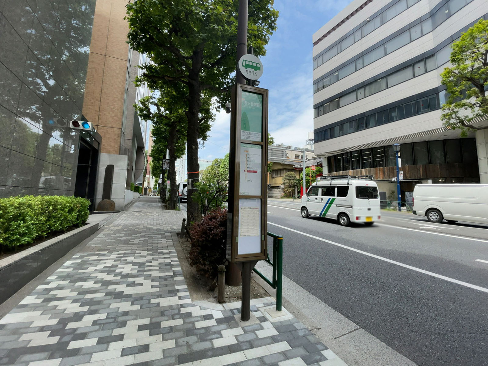 ビル前のバス停「北青山三丁目」