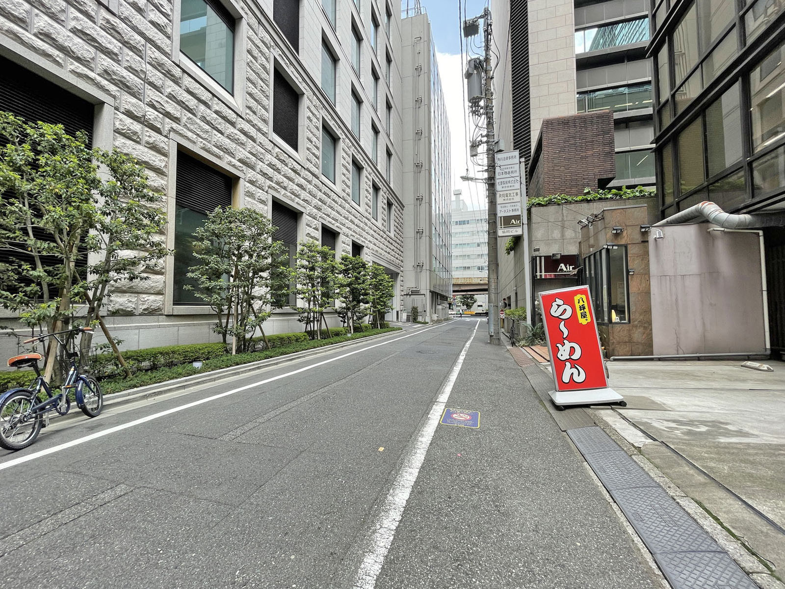 協同ビル前面の通り