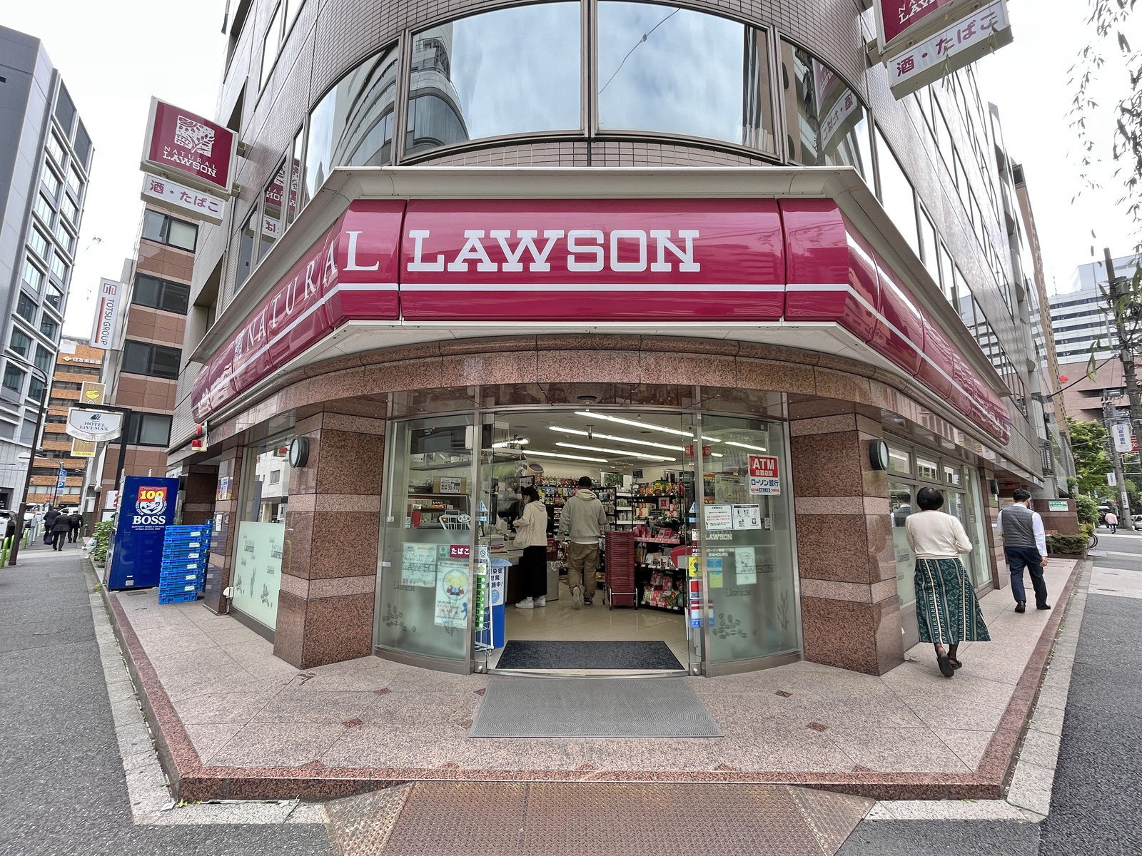 同じ並びのナチュラルローソン新橋六丁目店