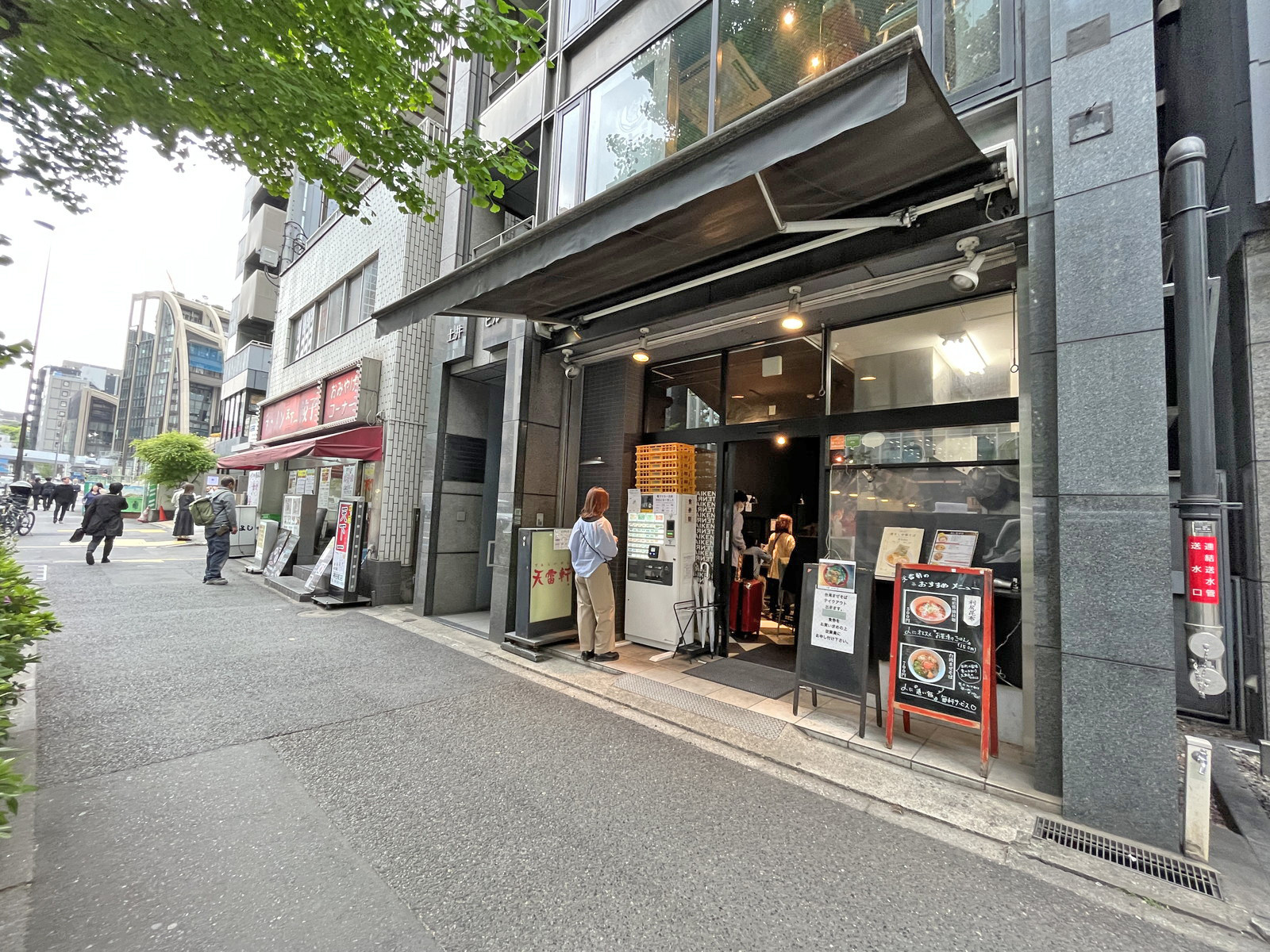 付近には飲食店が充実