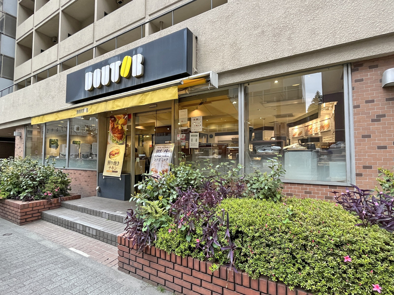 向かいの通りのドトール虎ノ門三丁目店