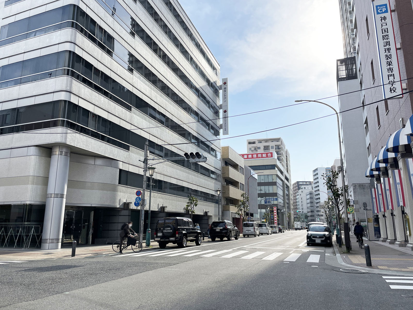 神栄ビル前面の通り