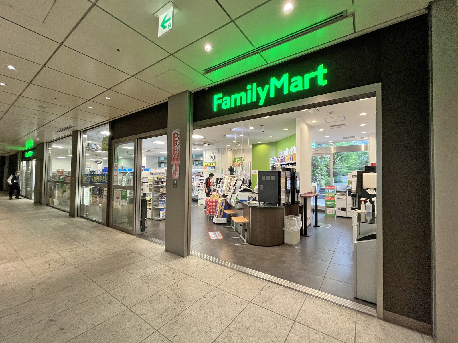 徒歩5分のファミリーマート愛宕グリーンヒルズ店
