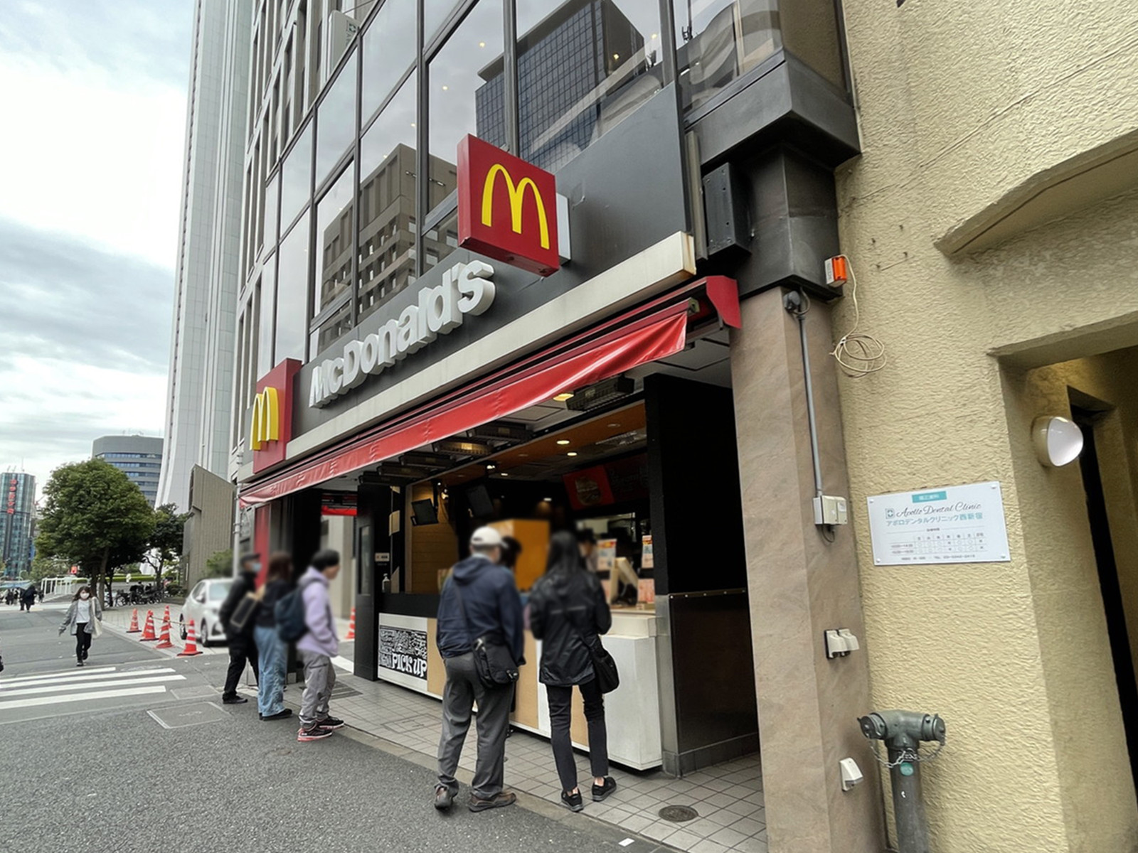 並びのマクドナルド 西新宿駅前店