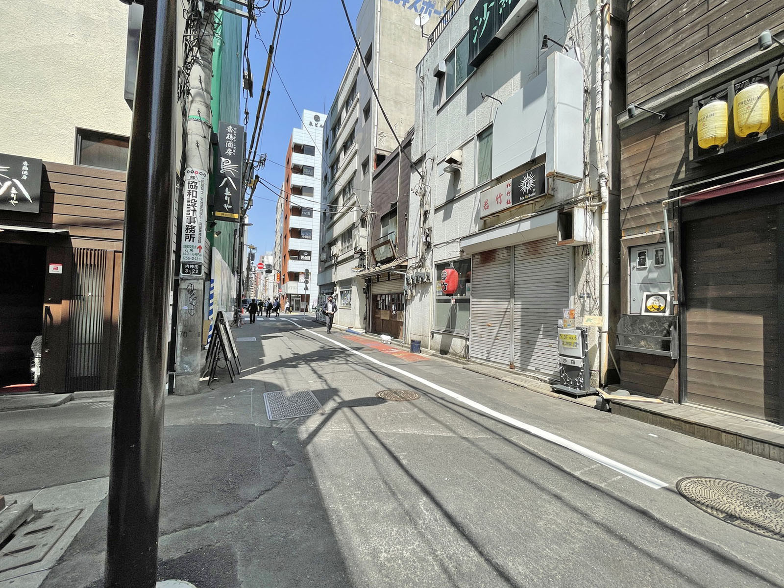 新八光ビル前面の通り