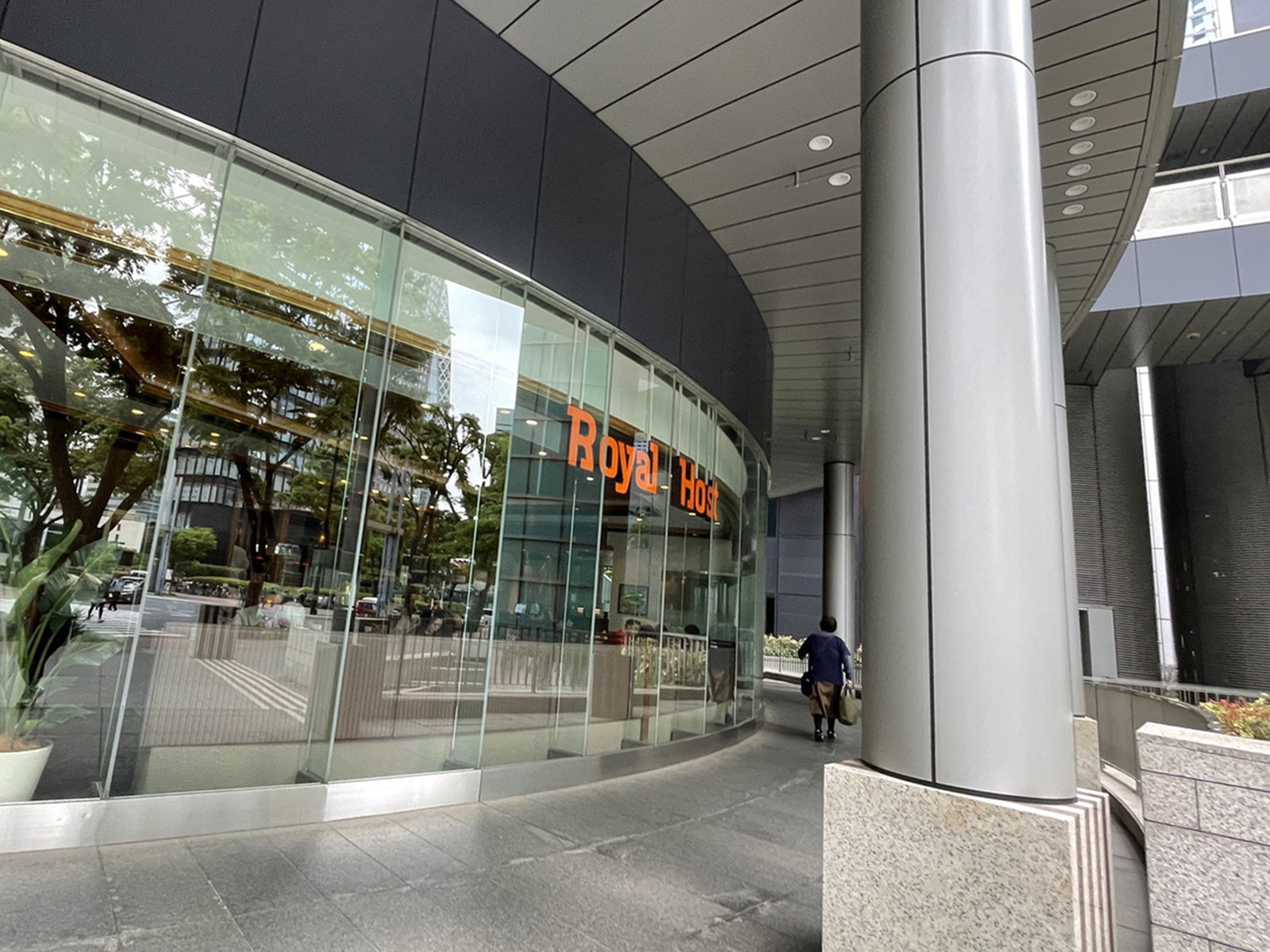 徒歩3分のロイヤルホスト 新宿店