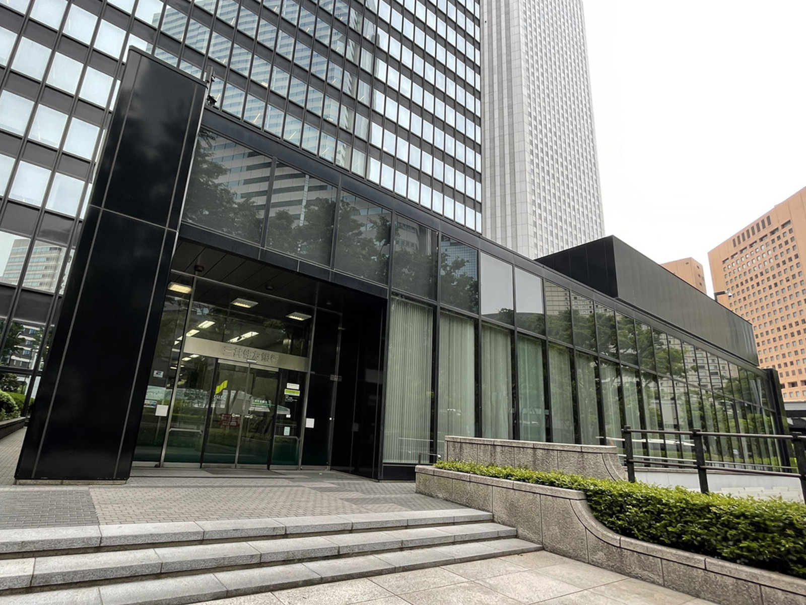 付近の三井住友銀行ATMコーナー