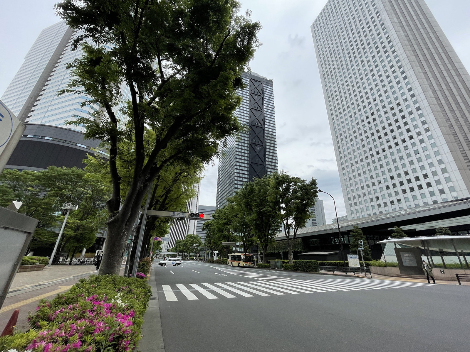 新宿アイランドタワー前面の通り
