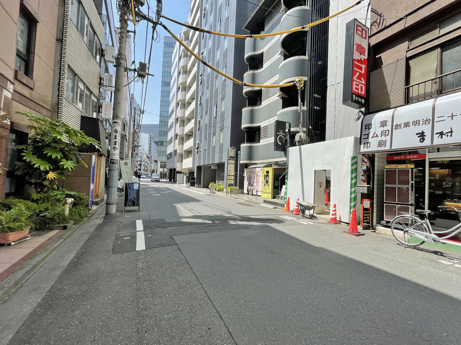 秀永神田ビル前面の通り