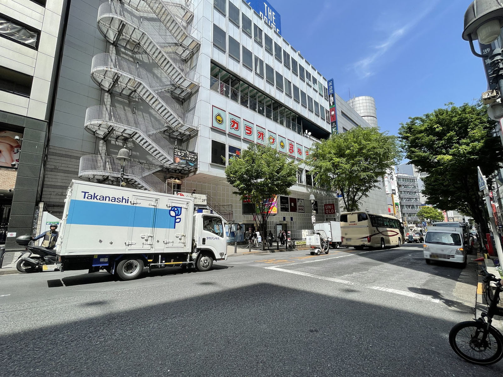 鈴井ビル前面の通り
