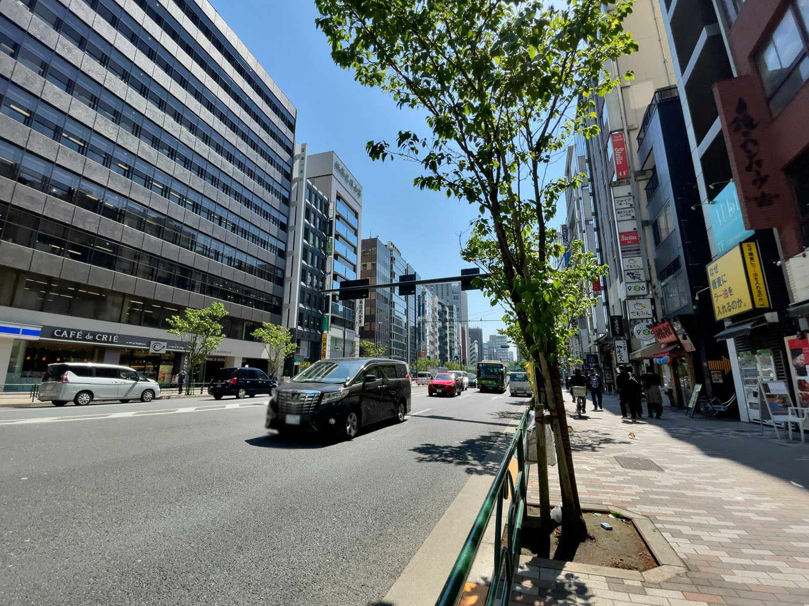 佐藤エステートビル新館前面の明治通り