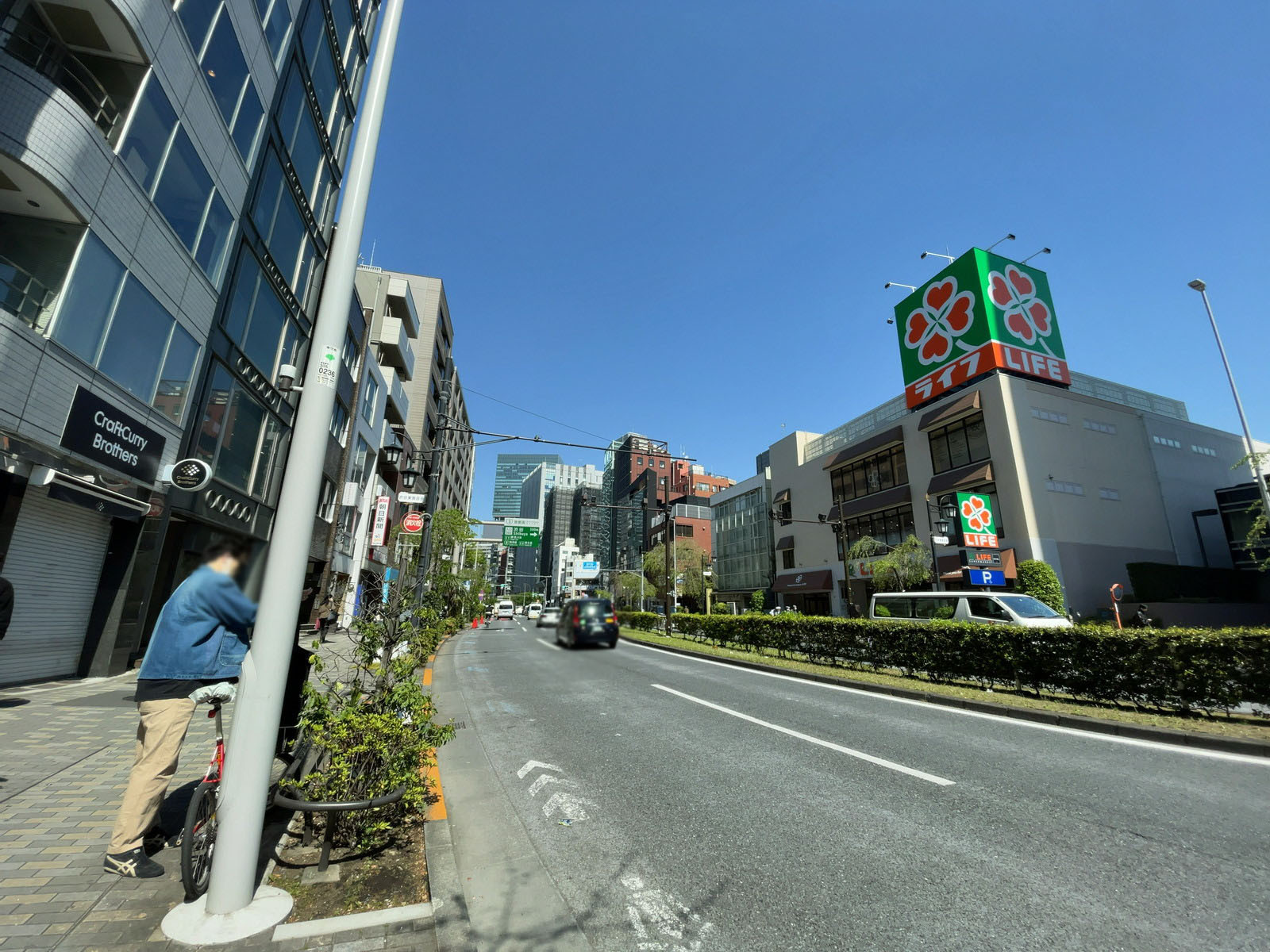 渋谷東KMビル前面の明治通り
