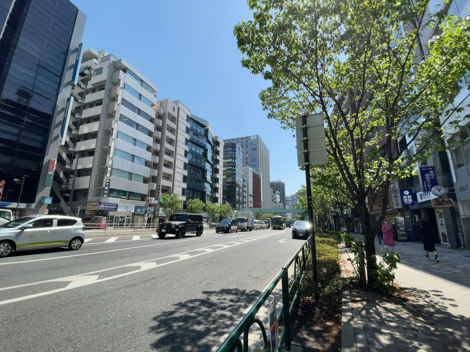 清澤ビル前面の明治通り