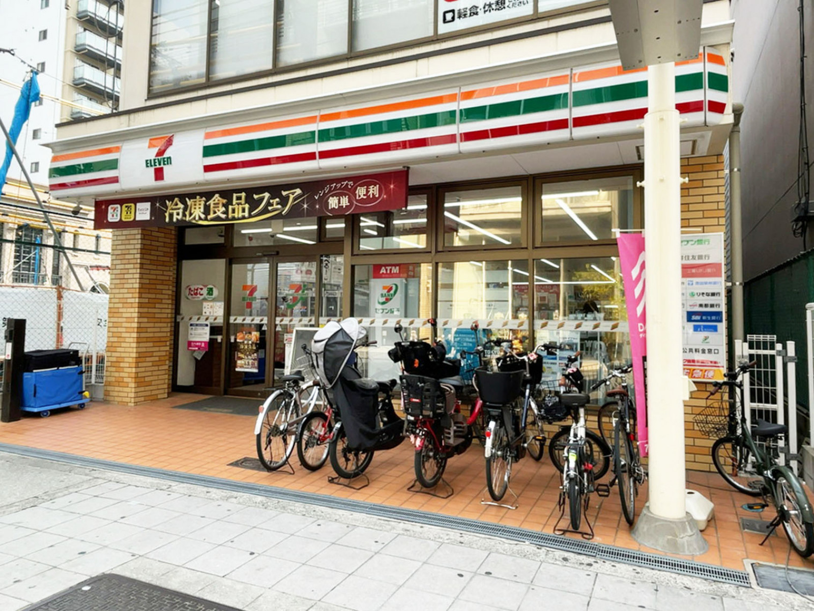 向かいにあるセブンイレブン 南船場三休橋筋店