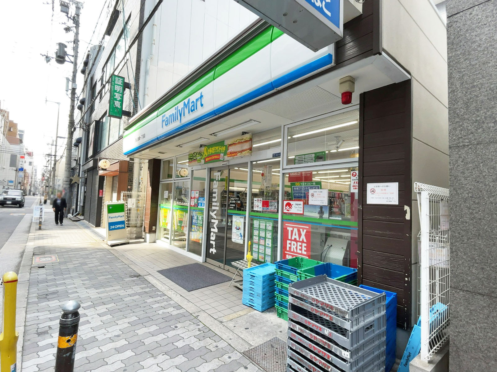 徒歩2分のファミリーマート 西心斎橋一丁目店