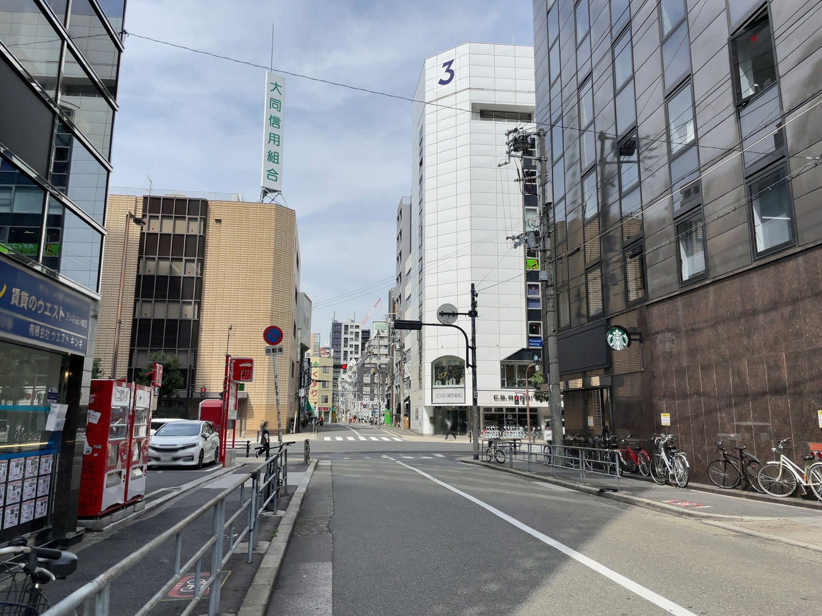 AXIS SOUTH四ツ橋ビル前面の通り