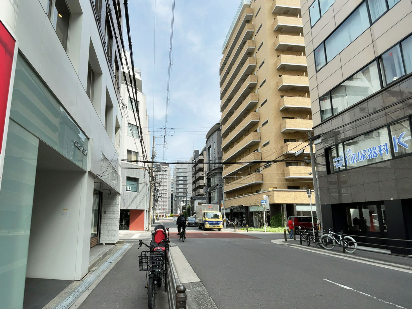 四ツ橋YMビル前面の通り