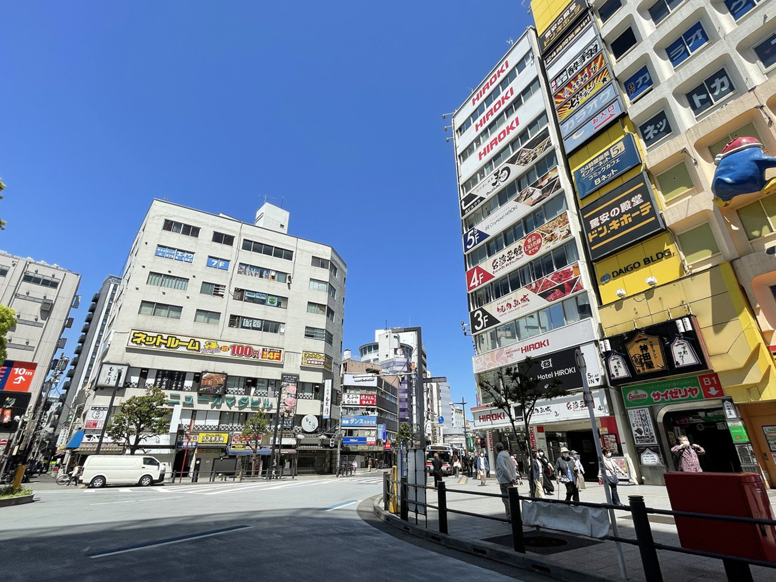 周辺は店舗が多く立ち並ぶエリア