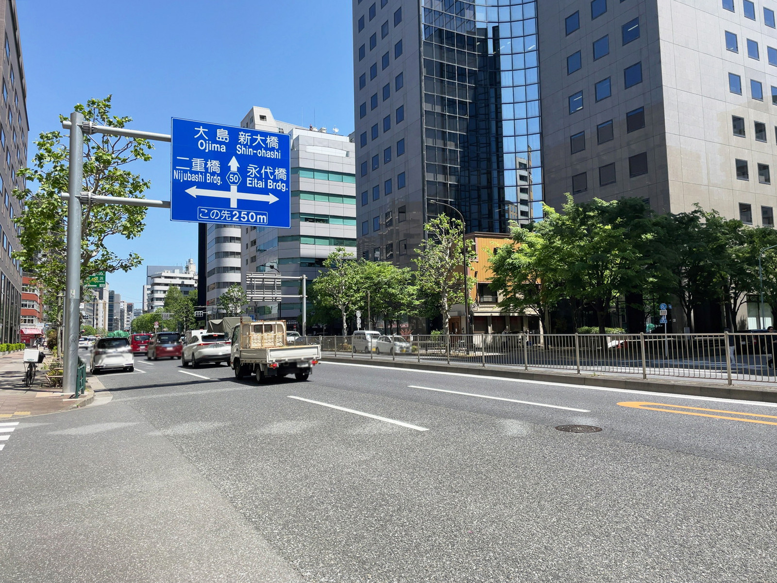 PMO八丁堀V前面の新大橋通り