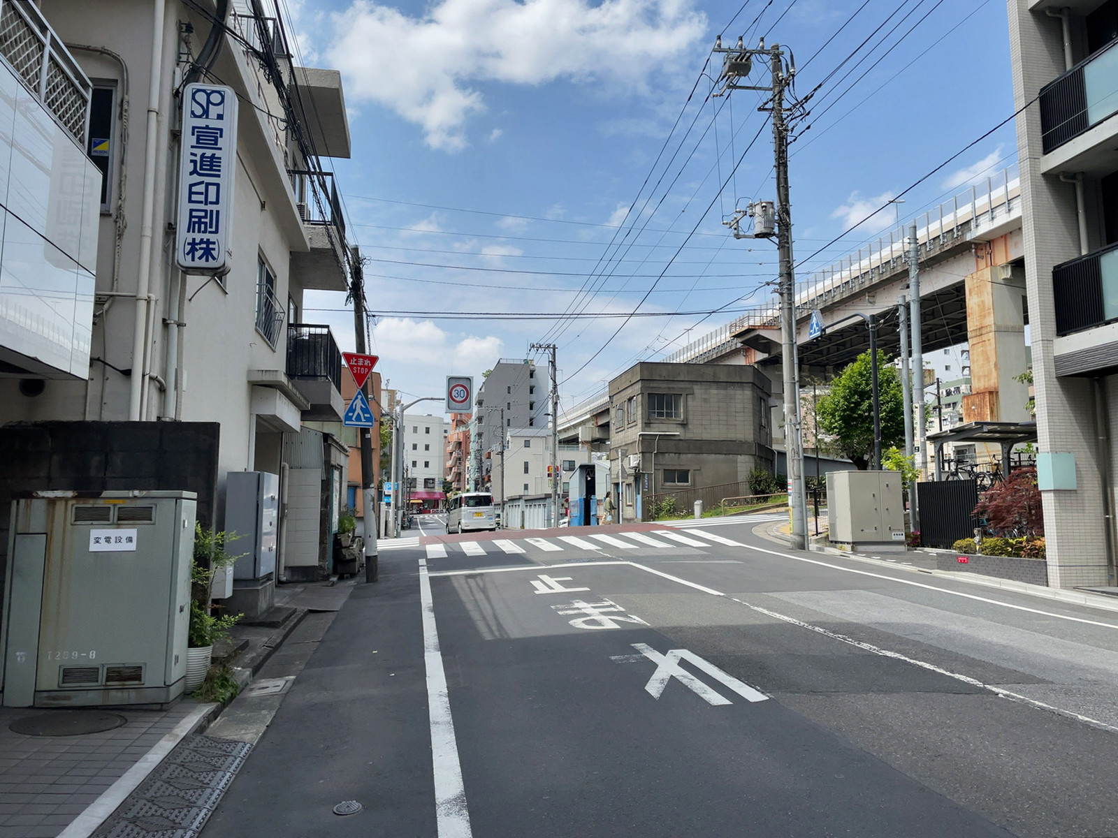 跳豊ビル前面の通り