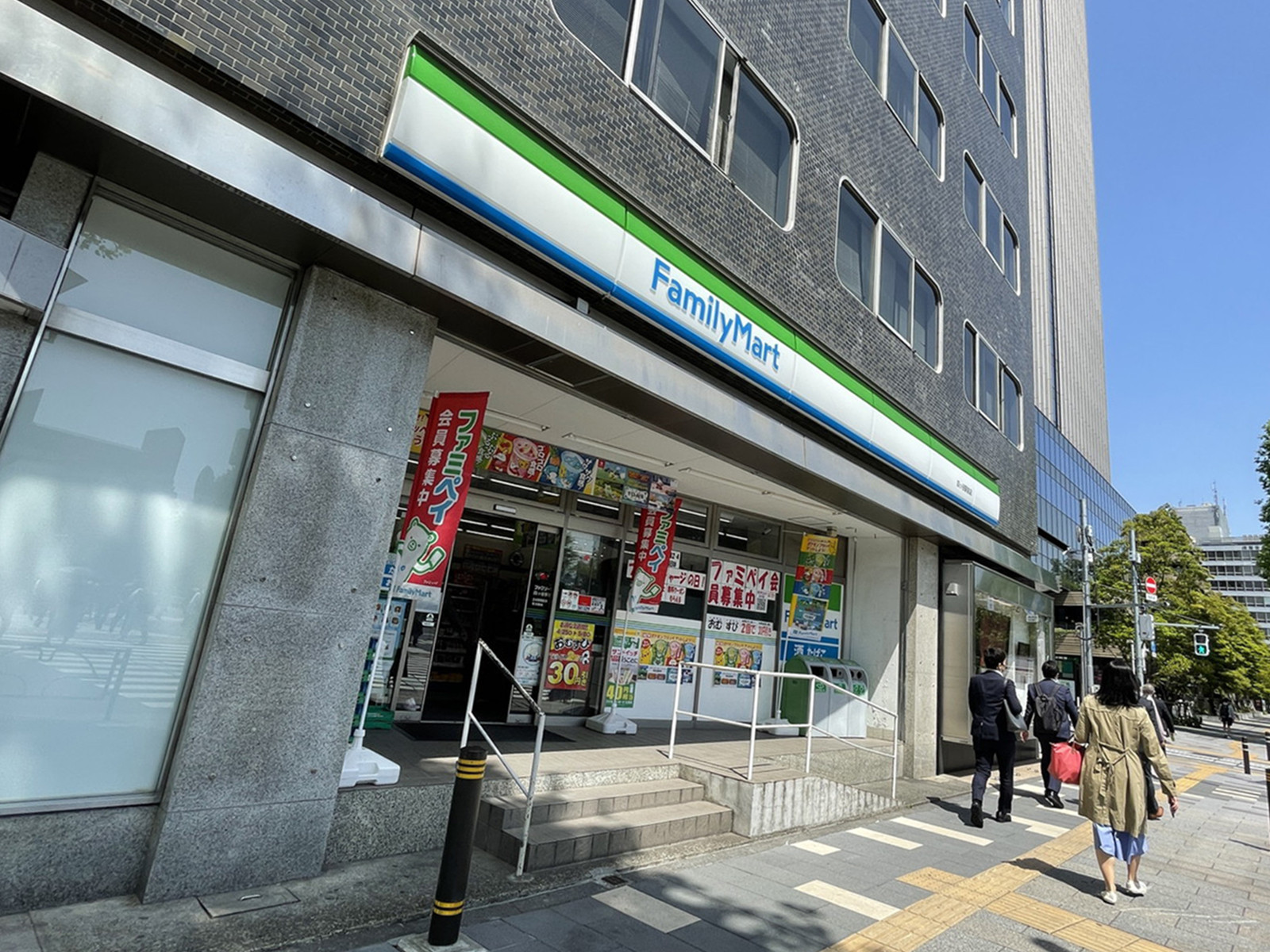 徒歩1分のファミリーマート 四ッ谷駅前店