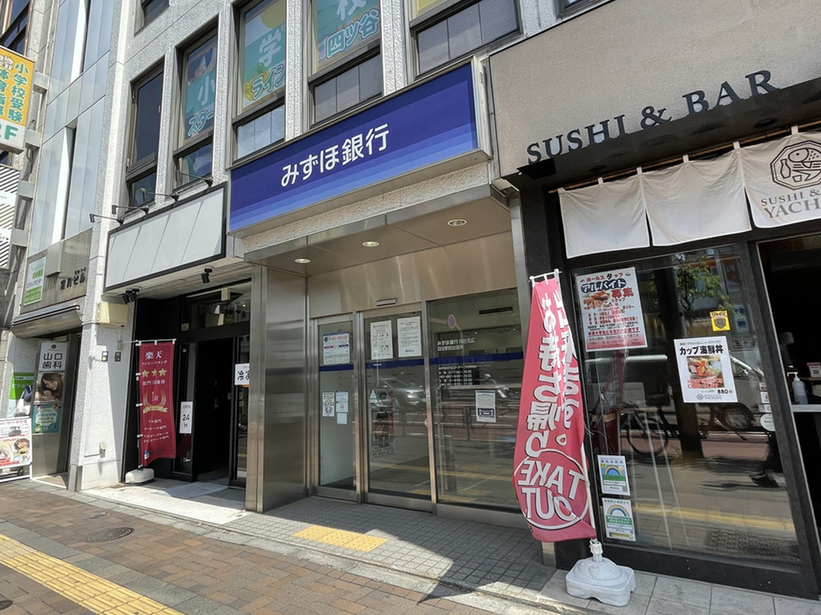 付近のみずほ銀行ATMコーナー