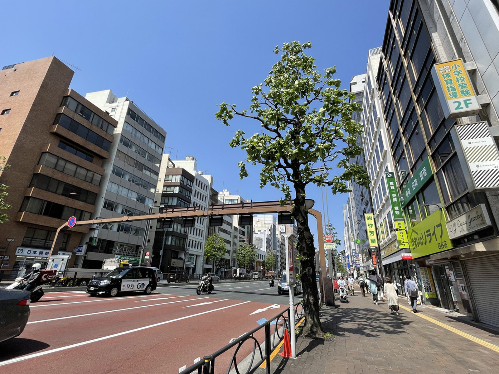 新盛ビル前面の通り