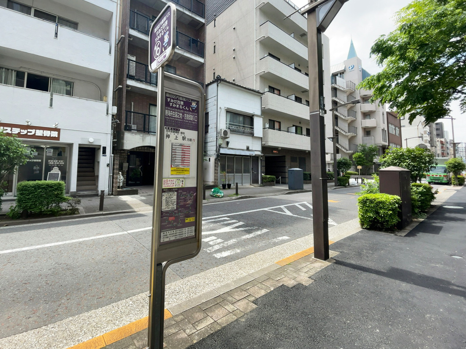 ビル前のバス停「勝海舟生誕之地・吉良邸跡入口」
