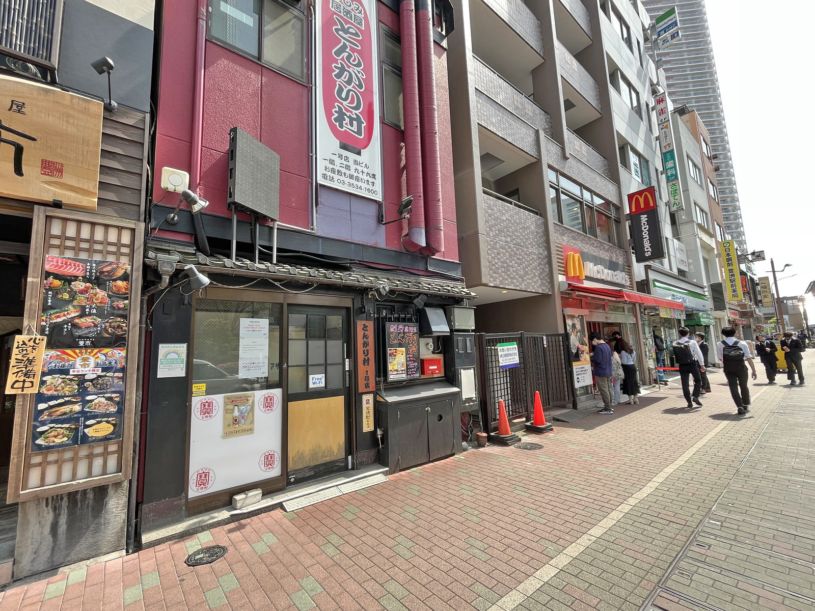 付近には飲食店が充実