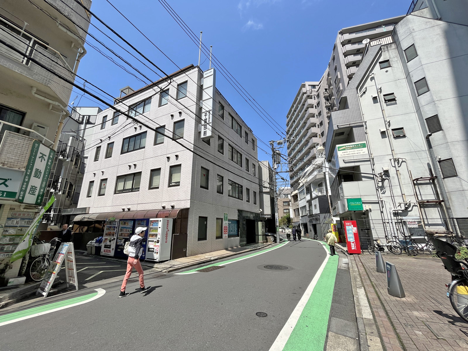 芦沢ビル前面の裏渋谷通り