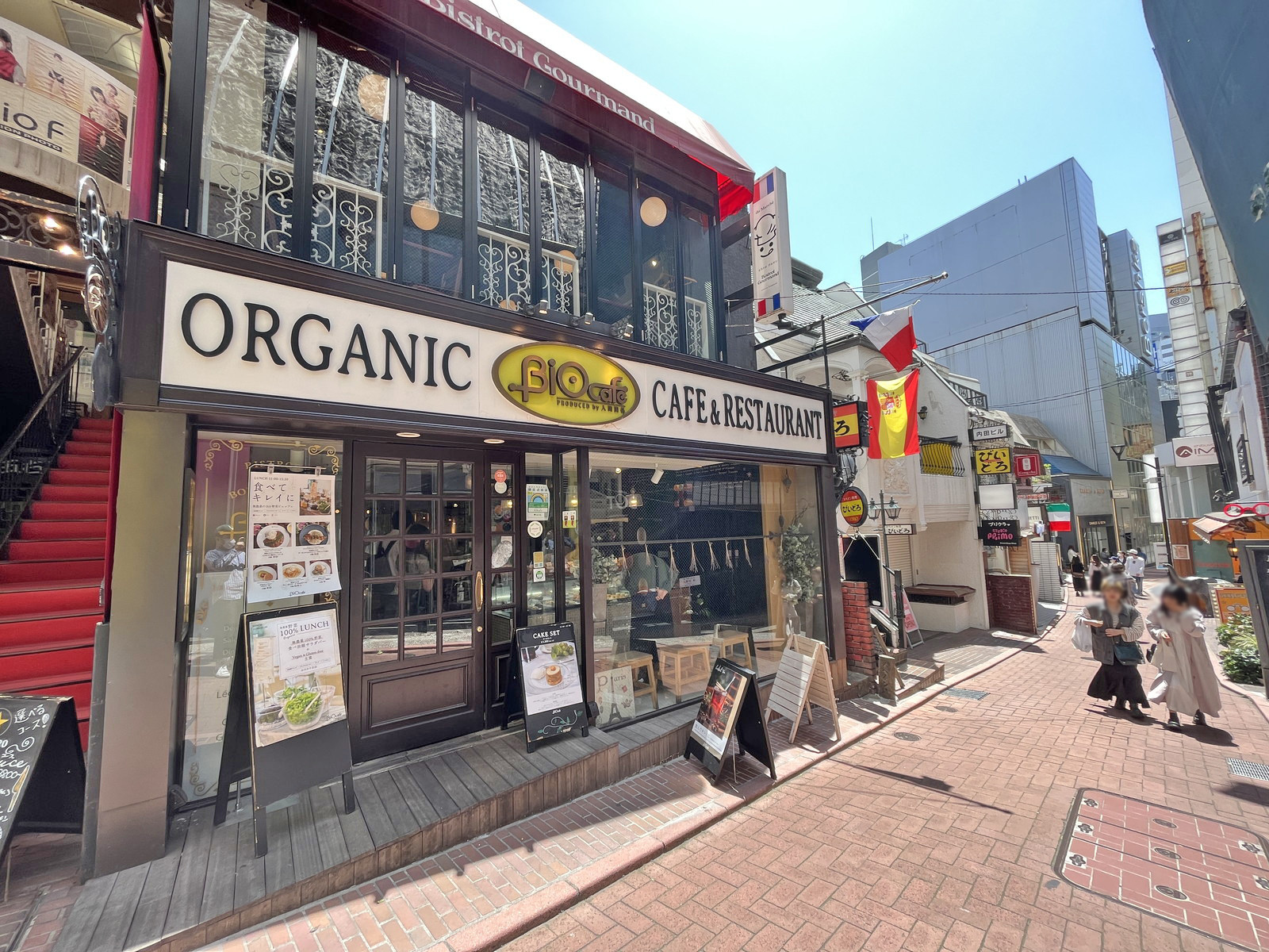 付近には飲食店が充実