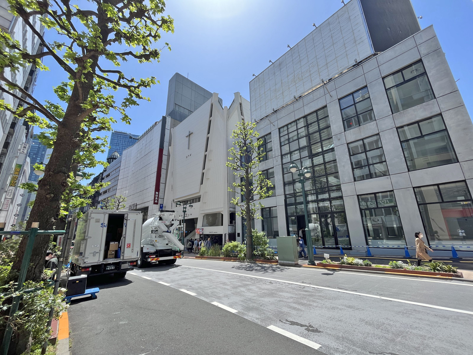 神南興業ビル前面の公園通り