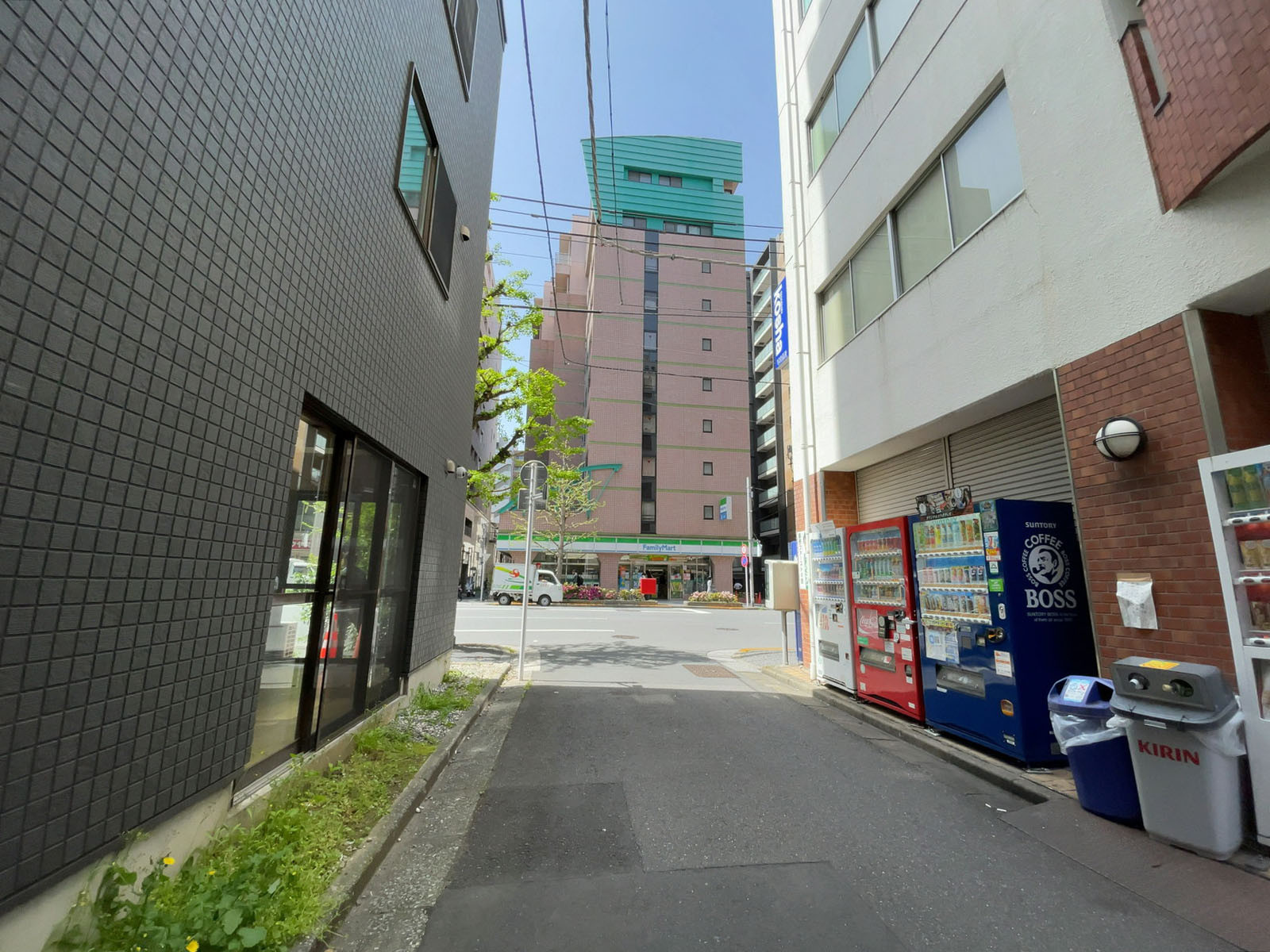 プロヴァンスAK・B審美館前面の通り
