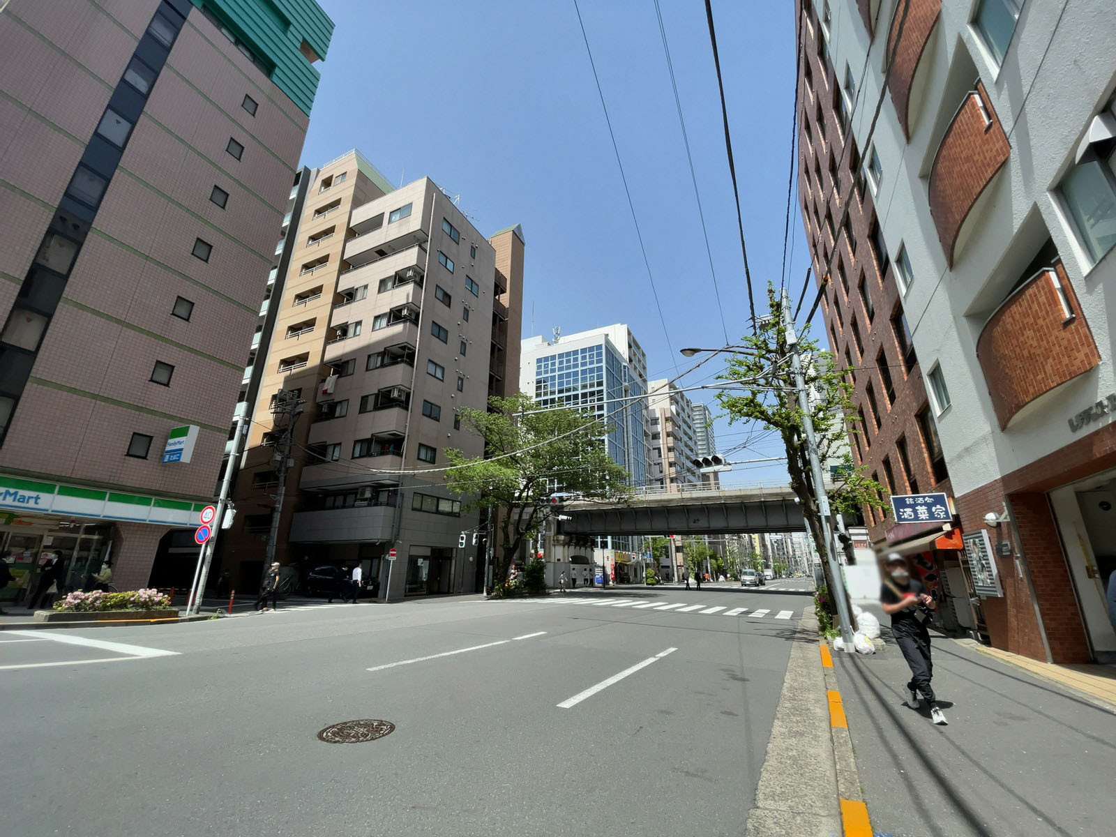 ビル前の清洲橋通り