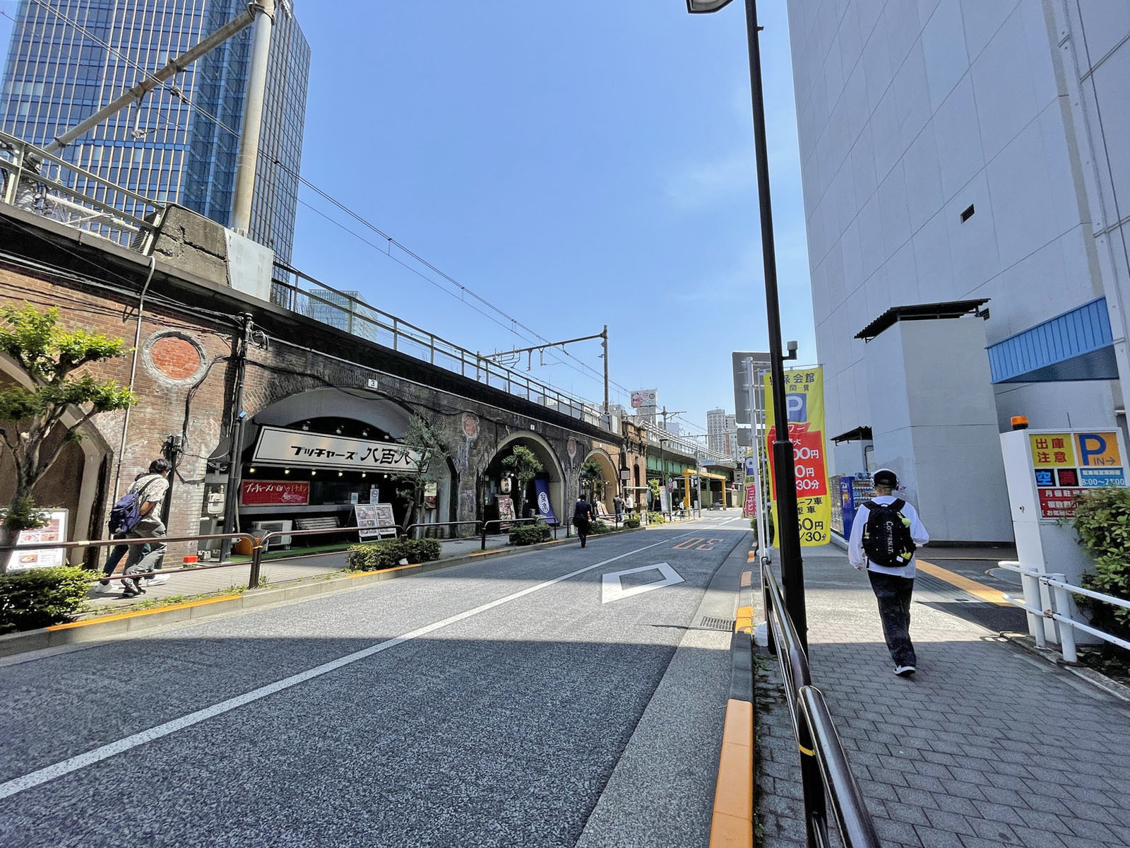 東酒類ビル前面の通り